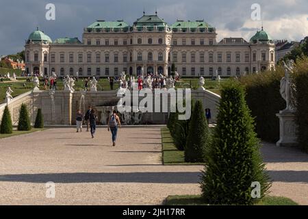 WIEN, ÖSTERREICH - 14. August 2019: Schloss Belvedere in Wien, Österreich. Der Palast wurde im 18.. Jahrhundert von Prinz Euge als Sommerresidenz erbaut Stockfoto