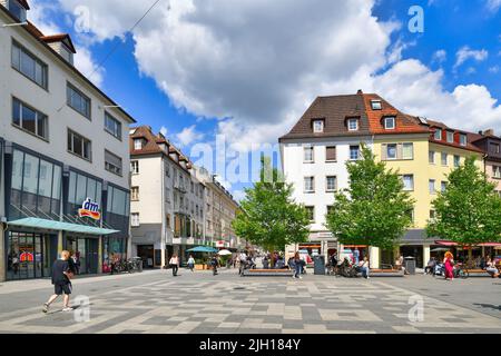 Würzburg, Deutschland - Juli 2022: Kleiner Marktplatz mit Geschäften in der Altstadt Stockfoto
