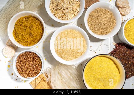 Auswahl an Vollkorngetreide glutenfreies Getreide. Verschiedene glutenfreie Getreidesorten: Reis, Buchweizen, Maisgroats, Quinoa, Hirse, Hafer, Buchweizen, Bulgu Stockfoto