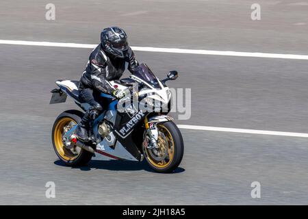 Custom Honda 1000 CBR Playboy Abziehbilder Motorrad, Slick LCR Playboy Honda MotoGP Replik; Reisen auf der M6 Autobahn, Manchester, Großbritannien Stockfoto