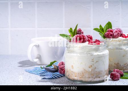 Über Nacht Käsekuchen Haferflocken. Käsekuchen Frühstück geschichtet parfafait Dessert mit hausgemachtem Hüttenkäse, Mascarpone, Hafer und frischem Raspberr Stockfoto