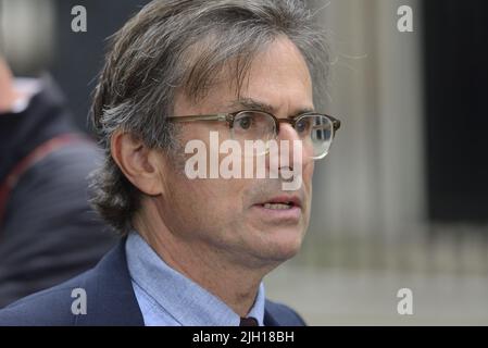 Robert Peston - politischer Redakteur von ITV News - in der Downing Street am Tag des Rücktretens von Premierminister Johnson als Premierminister - 7. 2022. Juli Stockfoto