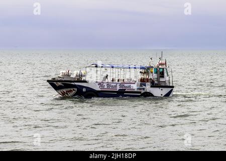 Das Wash Monster ist ein ehemaliges amerikanisches amphibisches Schiff, das am 11.. Juli 2022 im Wasser oder an Land eingesetzt werden kann. Stockfoto