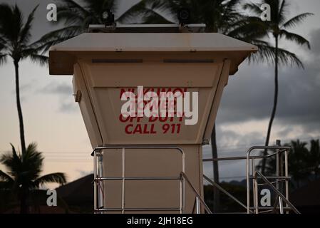 Ein Textschild auf einem Rettungsschwimmer, Turm NUKUMOI TURM AUS DIENST in Lihue, Kauai, Hawaii Stockfoto