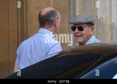 Der pensionierte Bauer David Venables (rechts), 89, spricht mit einem Taxifahrer, als er am Worcester Crown Court ankommt, wo eine Jury berät. Venables aus Kempsey, Worcestershire, bestreitet, seine Frau Brenda im Mai 1982 ermordet zu haben. Bilddatum: Donnerstag, 14. Juli 2022. Stockfoto