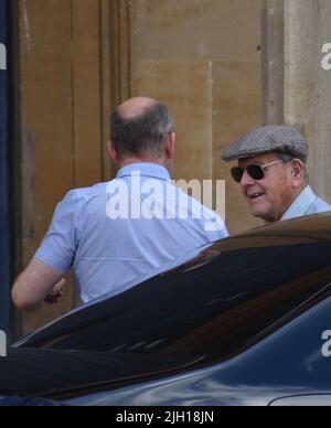 Der pensionierte Bauer David Venables (rechts), 89, spricht mit einem Taxifahrer, als er am Worcester Crown Court ankommt, wo eine Jury berät. Venables aus Kempsey, Worcestershire, bestreitet, seine Frau Brenda im Mai 1982 ermordet zu haben. Bilddatum: Donnerstag, 14. Juli 2022. Stockfoto