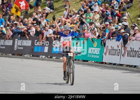 Lenzerheide, Schweiz. 10. Juli 2022. Die Gewinnerin Loana LECOMTE (CANYON CLLCTV) feiert ihre Zielankuft während des Cross Country Olympic Rennens Stockfoto