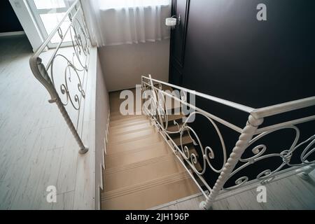 Treppe in neuem, zeitgemäßen, modernen Haus-Interieur. Stockfoto