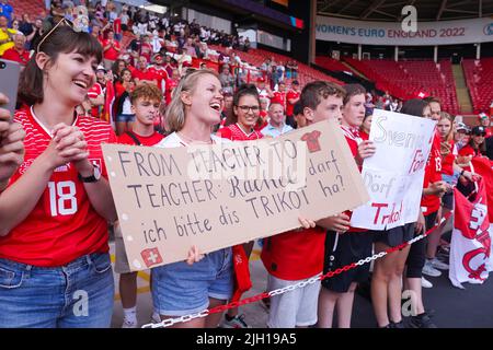 Sheffield, Großbritannien. 13.. Juli 2022. Sheffield, England, 13. 2022. Juli: Schweizer Fans während des UEFA Womens Euro 2022 Gruppe C Fußballspiels zwischen Schweden und der Schweiz in der Bramall Lane in Sheffield, England. (Daniela Porcelli /SPP) Quelle: SPP Sport Press Foto. /Alamy Live News Stockfoto