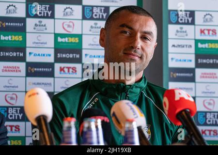 SITTARD, NIEDERLANDE - 14. JULI: Burak Yilmaz von Fortuna Sittard während der Präsentation von Burak Yilmaz im Fortuna Sittard Stadion am 14. Juli 2022 in Sittard, Niederlande (Foto von Jeroen Meuwsen/Orange Picts) Stockfoto