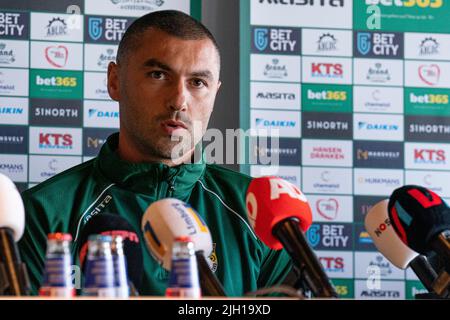 SITTARD, NIEDERLANDE - 14. JULI: Burak Yilmaz von Fortuna Sittard während der Präsentation von Burak Yilmaz im Fortuna Sittard Stadion am 14. Juli 2022 in Sittard, Niederlande (Foto von Jeroen Meuwsen/Orange Picts) Stockfoto
