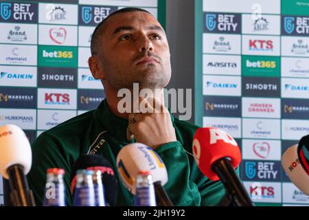 SITTARD, NIEDERLANDE - 14. JULI: Burak Yilmaz von Fortuna Sittard während der Präsentation von Burak Yilmaz im Fortuna Sittard Stadion am 14. Juli 2022 in Sittard, Niederlande (Foto von Jeroen Meuwsen/Orange Picts) Stockfoto