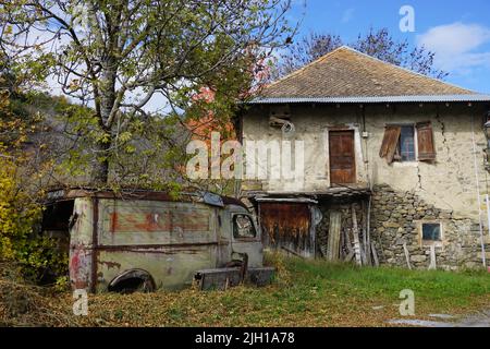 Alt zerstört verlassenen rostigen van durch ein altes Steinhaus in frankreich Stockfoto
