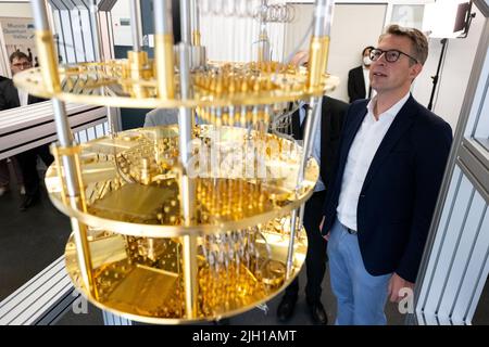 In Der Bundesrepublik Deutschland. 14.. Juli 2022. Der Wissenschaftsminister von Bayern, Markus Blume (CSU), blickt im Rahmen einer Pressetour auf den Kryostat eines Quantencomputers am Leibniz-Rechenzentrum. Das Rechenzentrum feiert in diesem Jahr seinen 60.. Geburtstag. Ein Quantencomputer speichert keine Informationen in Form von Bits, die nur zwei mögliche Zustände annehmen können, einen oder Null. Stattdessen kann ein Qubit eines Quantencomputers beides gleichzeitig sein, also eins und Null. Quelle: Sven Hoppe/dpa/Alamy Live News Stockfoto