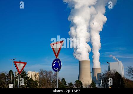 RWE Braunkohlekraftwerk Neurath in NRW. Kohlekraftwerk mit Verkehrsschildern geben Platz und Verkehrskreis im Vordergrund. Stockfoto