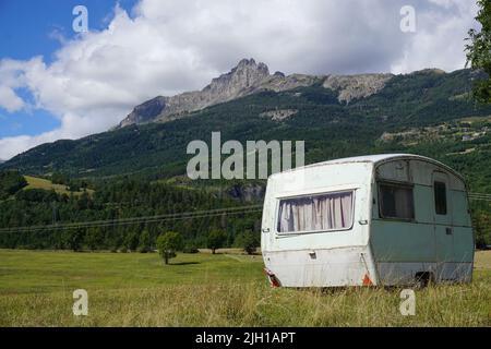 Alte verlassene Karawane auf dem Feld in den südlichen alpen, frankreich Stockfoto