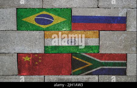 brics-Staaten Flaggen auf Backsteinmauer Konzeptfoto Stockfoto