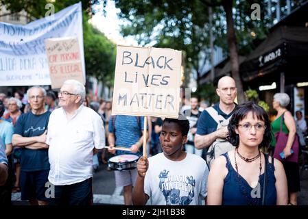 Ein Junge mit einem Black Lives Matter-Schild marschiert durch die Stadt Barcelona während eines Protestes gegen die Behandlung von Migranten durch die Regierung in Barcelona, Spanien Stockfoto