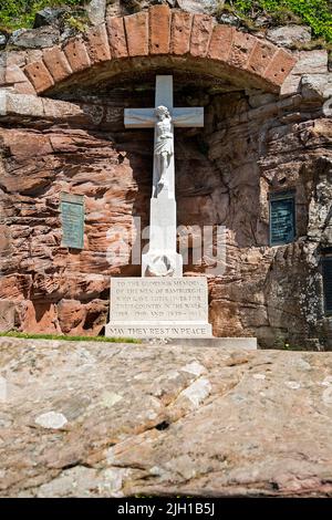 Das Denkmal für die Gefallenen von Bamburgh als Folge des Ersten und Zweiten Weltkriegs in Bamburgh Castle, Northumberland, Großbritannien. Stockfoto