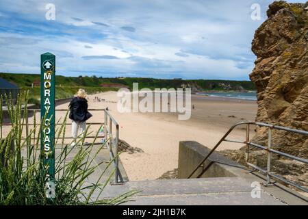 Blick auf Cullen Beach vom Pfad nach Portknockie auf dem Moray Coastal Path Scotland Stockfoto