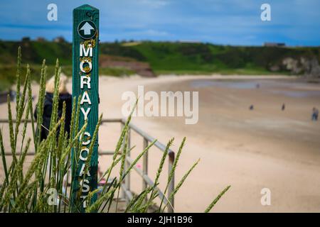 Blick auf Cullen Beach vom Pfad nach Portknockie auf dem Moray Coastal Path Scotland Stockfoto