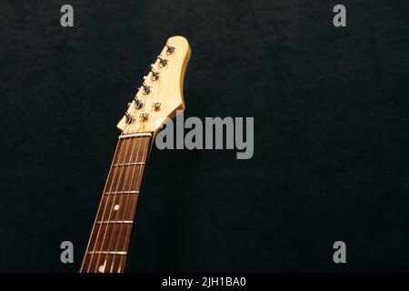 Kopfplatte der sechssaitigen E-Gitarre Stockfoto