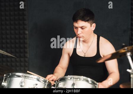 Drummer spielt in Nahaufnahme am Schlagzeug Stockfoto