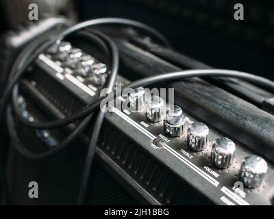 E-Gitarre Verstärker Knöpfe zu schlopfen Stockfoto