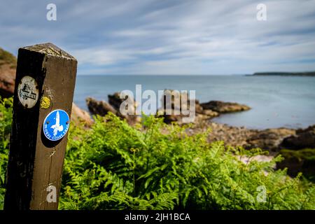 Ein Blick auf die Küste vom Pfad nach Portknockie auf dem Moray Coastal Path Scotland Stockfoto