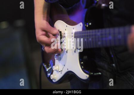 Finger spielen auf der Bassgitarre aus der Nähe Stockfoto