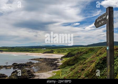 Blick auf Cullen Beach vom Pfad nach Portknockie auf dem Moray Coastal Path Scotland. Stockfoto