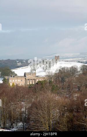 Lyme Hall und der Cage Lyme Park an einem Wintertag von Knightslow Wood Cheshire England aus gesehen Stockfoto