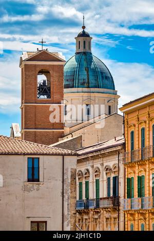 Blick auf den Glockenturm und die Kuppel der Basilika San Tommaso Apostolo, Ortona, Italien Stockfoto