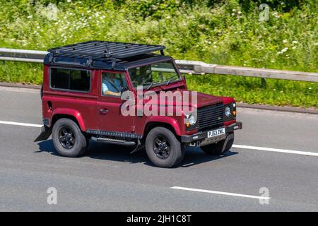 2003 Red Land Rover Defender 90 Hard-Top TD5 SWB 2495cc Diesel 4x4; unterwegs auf der M6 Motorway, Manchester, Großbritannien Stockfoto