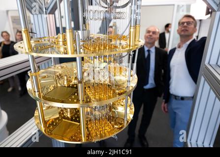 In Der Bundesrepublik Deutschland. 14.. Juli 2022. Der Wissenschaftsminister von Bayern, Markus Blume (CSU, r), und Dieter Kranzlmüller, Leiter des Leibniz-Rechenzentrums, schauen sich im Rahmen einer Pressetour den Kryostat eines Quantencomputers am Leibniz-Rechenzentrum an. Das Rechenzentrum feiert in diesem Jahr seinen 60.. Geburtstag. Ein Quantencomputer speichert keine Informationen in Form von Bits, die nur zwei mögliche Zustände annehmen können, einen oder Null. Stattdessen kann ein Qubit eines Quantencomputers beides gleichzeitig sein, also eins und Null. Quelle: Sven Hoppe/dpa/Alamy Live News Stockfoto