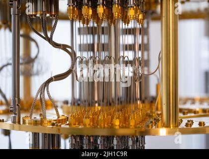 In Der Bundesrepublik Deutschland. 14.. Juli 2022. Ein Kryostat aus einem Quantencomputer steht während einer Pressetour durch das Leibniz-Rechenzentrum. Das Rechenzentrum feiert in diesem Jahr seinen 60.. Geburtstag. Ein Quantencomputer speichert keine Informationen in Form von Bits, die nur zwei mögliche Zustände annehmen können, einen oder Null. Stattdessen kann ein Qubit eines Quantencomputers beides gleichzeitig sein, also eins und Null. Quelle: Sven Hoppe/dpa/Alamy Live News Stockfoto