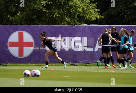 Englands Lucy Bronze (links) während einer Trainingseinheit im The Lensbury Resort, Teddington. Bilddatum: Donnerstag, 14. Juli 2022. Stockfoto