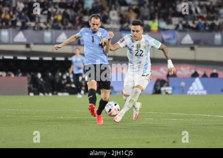 Buenos Aires; 10 de octubre de 2021: Eliminatory Qatar 2022, Argentinien gegen Uruguay, Lautaro Martinez streitet den Ball mit Godin. Stockfoto