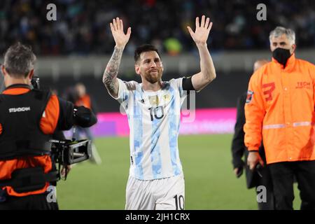 Buenos Aires; 10 de octubre de 2021: Argentinien gegen Uruguay, Messi begrüßt die Öffentlichkeit. Stockfoto