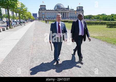 Der Gewerkschaftsführer Sir Keir Starmer (links) mit dem Schattenaußenminister David Lammy im Rahmen ihres Deutschlandbesuchs im Reichstagsgebäude in Berlin. Bilddatum: Donnerstag, 14. Juli 2022. Stockfoto