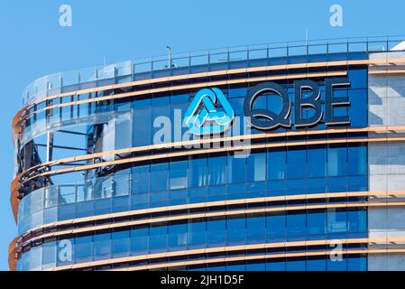 Das Logo und der Name des Versicherungsgiganten QBE auf einem Gebäude in Parramatta, Sydney, New South Wales, Australien Stockfoto