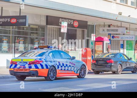 Ein Fahrzeug von New South Wales, Highway Patrol, Police Pursuit, das ein Auto gestoppt hat. Ein Polizeibeamter, der neben dem Fahrzeug in Parramatta, Australien, steht Stockfoto