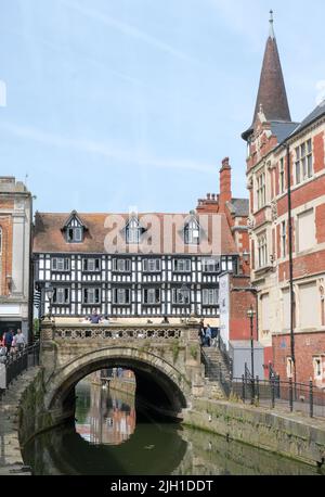 Lincoln, Lincolnshire, Großbritannien, Juni 16 2022 wunderschöne schwarz-weiße Gebäude erstrecken sich über den Fluss im Zentrum von Lincoln Stockfoto