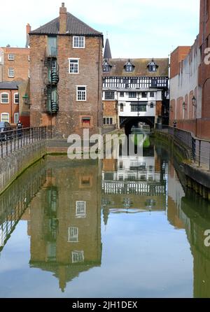 Lincoln, Lincolnshire, UK, Juni 16 2022 ein elegantes altes Backsteingebäude mit einer externen Wendeltreppe spiegelt sich im Fluss wider. Stockfoto