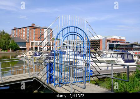 Lincoln, Lincolnshire, Großbritannien, Juni 16 2022 Ein markant blau gestrichenes Tor schränkt den Zugang zu Booten ein, die in der Lincoln Marina festgemacht sind. Stockfoto
