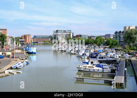 Lincoln, Lincolnshire, UK, Juni 16 2022 Blick auf den Yachthafen im Zentrum von Lincoln mit verankerten Booten und Universitätsgebäuden an der Seite. Stockfoto