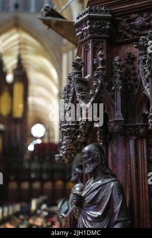 Lincoln, Lincolnshire, Großbritannien, Juni 16 2022 eine Innenansicht der Kathedrale mit komplizierten Holzschnitzereien im Chor Stockfoto