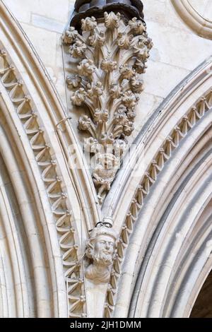 Lincoln, Lincolnshire, Großbritannien, Juni 16 2022 der berüchtigte Lincoln Imp hängt in einer Ansammlung von Schnitzereien, verschmitzt hoch auf einer Säule versteckt. Stockfoto