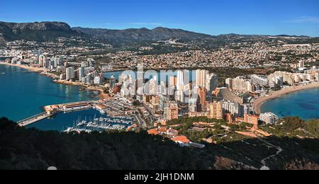 Luftdrohnenansicht vom Penon de Ifach Felsen auf malerischer Sicht Bucht des Mittelmeers, Bergkette, Stadtlandschaft, Costa Blanca, Spanien Stockfoto