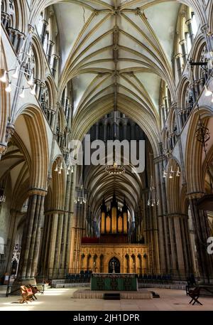 Lincoln, Lincolnshire, Großbritannien, Juni 16 2022 eine Innenansicht des zentralen Körpers der Lincoln Cathedral mit der majestätischen hohen gewölbten Decke. Stockfoto
